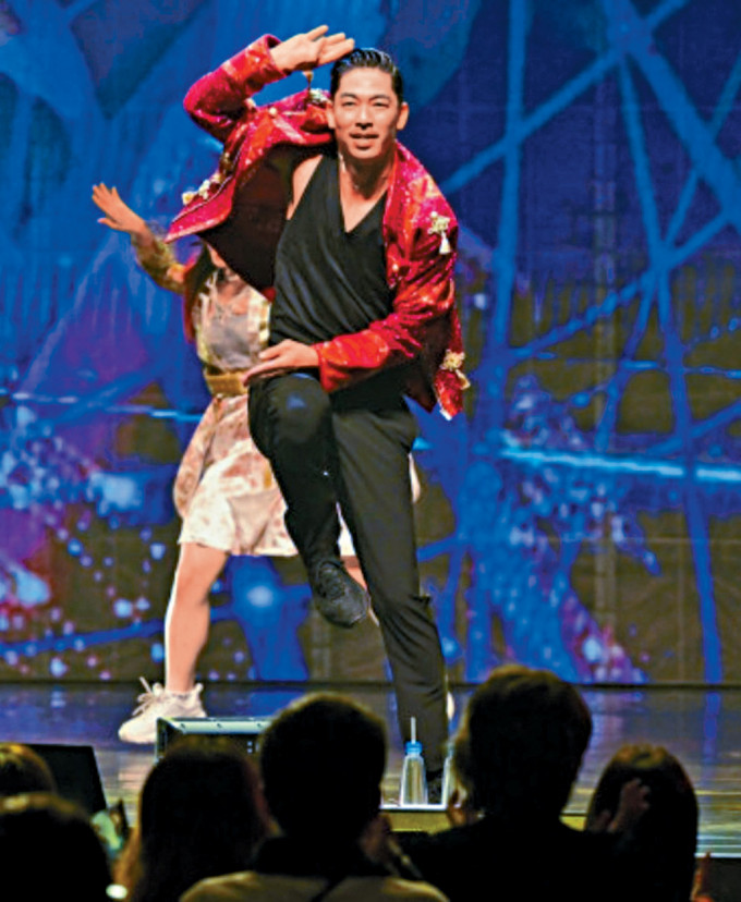 EXILE队长AKIRA在台北演唱会上落力演出，大晒高超舞技。