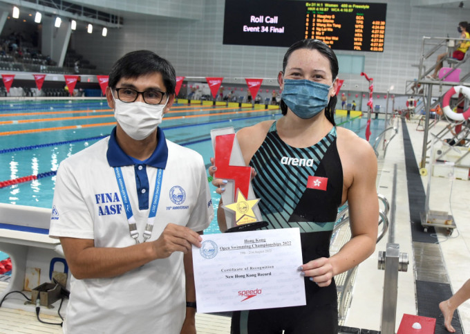 何诗蓓（右）以破香纪录成绩夺得女子400米自由泳冠军。郭晋朗摄