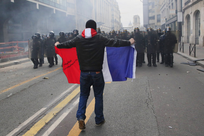 巴黎示威冲突持续。AP