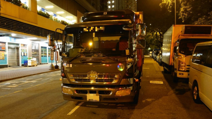 警員於長沙灣長發街與保安街交界截查一輛中型貨車。警方圖片