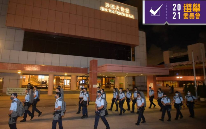 大批反恐特勤队在沙田大会堂票站外巡逻。