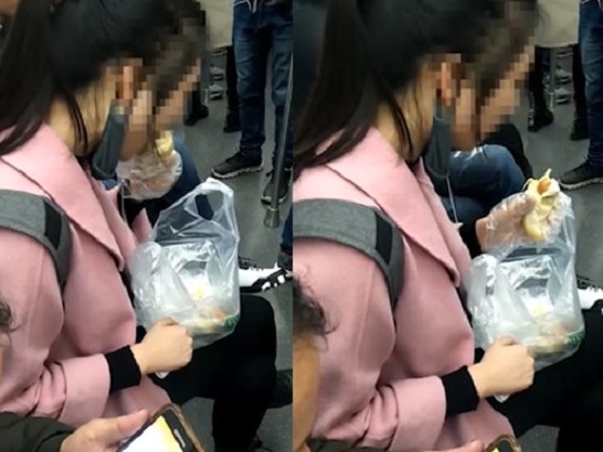 一名年約20多歲的年輕女子在車廂內低着頭吃榴槤，其大腿上亦放有一袋榴槤。影片截圖