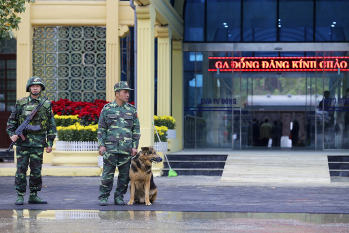 越南边境同登火车站大批士兵及警员驻守。Ap