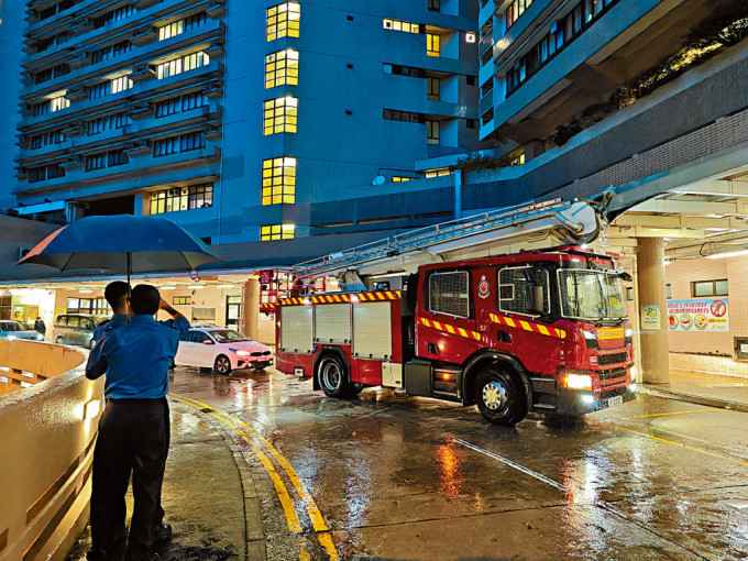 消防車撞向醫院簷篷導致輕微損毀。