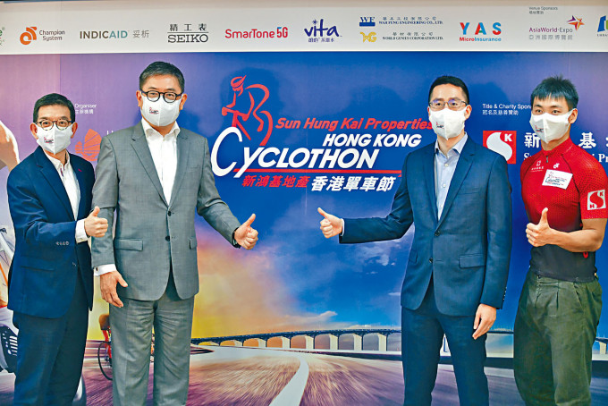 旅發局總經理洪忠興（左起）、總幹事程鼎一、新地執行董事郭基煇及前港隊單車代表仇多明出席記者會。