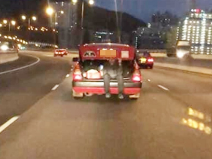 公路红的车尾箱惊现疑似「乘客」，手撑车尾盖惹讨论。Jacko Siu图片