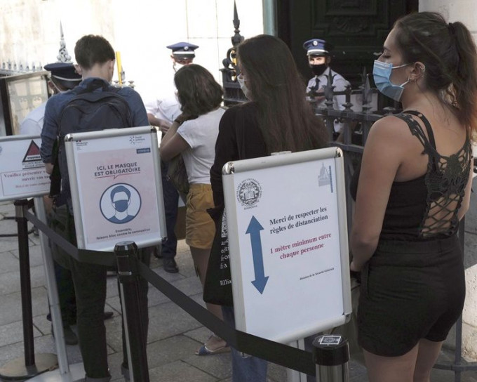 法國呼籲國民要戴口罩保持社交距離。AP