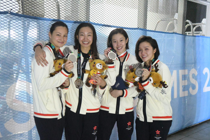 左起：郑莉梅、杨珍美、欧铠淳和陈健乐出战女子4x100米混合泳接力勇夺银牌！郭晋朗摄