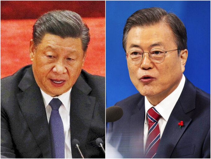 国家主席习近平（左）与南韩总统文在寅（右）通电话。AP图片