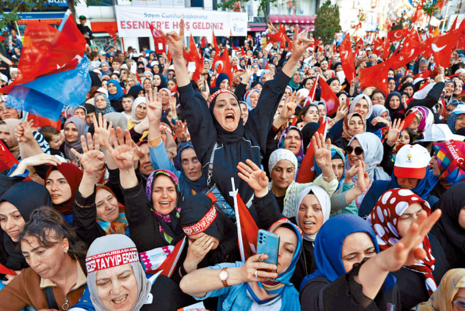 土耳其總統埃爾多安周五在伊斯坦布爾為競選連任造勢，獲支持者熱烈歡迎。\\\\