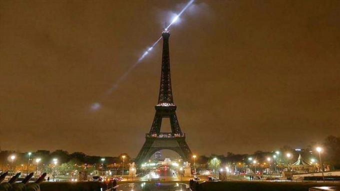 巴黎铁塔提前熄灯，哀悼英女皇。网图