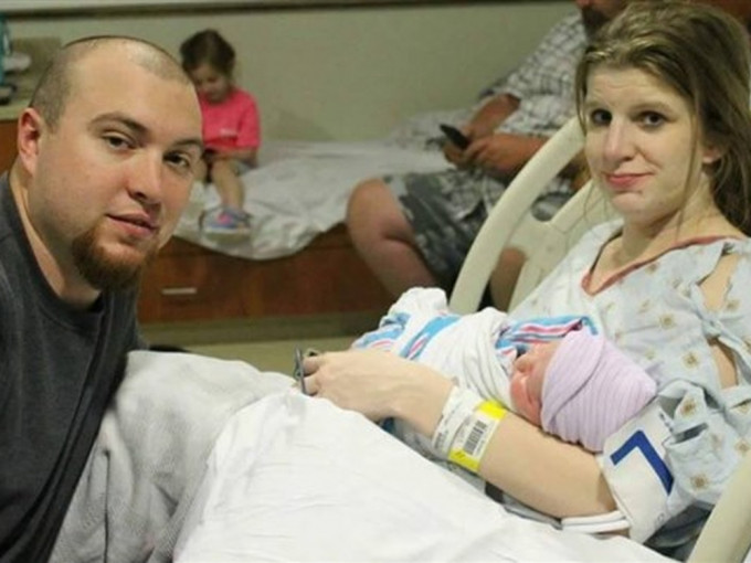 29岁的撒拉为男友基恩顺利诞下一个儿子，惟24小时后出现罕见羊水栓塞不幸离世。