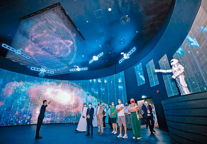 ■杜拜世博中国馆在正式开幕前试运，外国嘉宾参观北斗展厅。