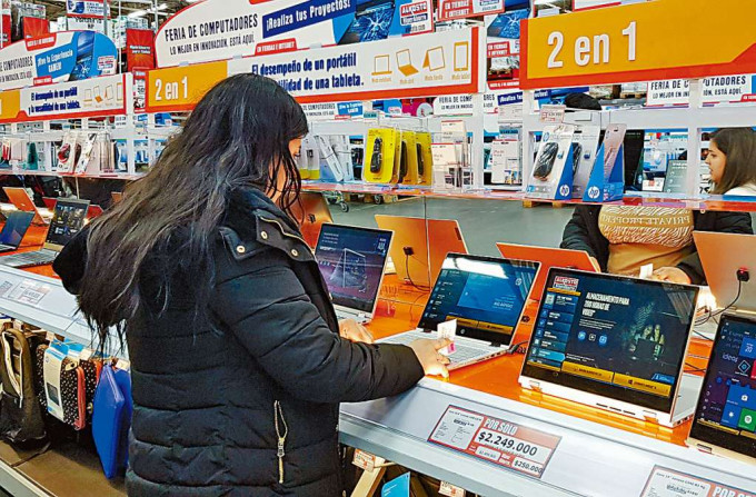 哥伦比亚首都波哥大一家电脑销售店。