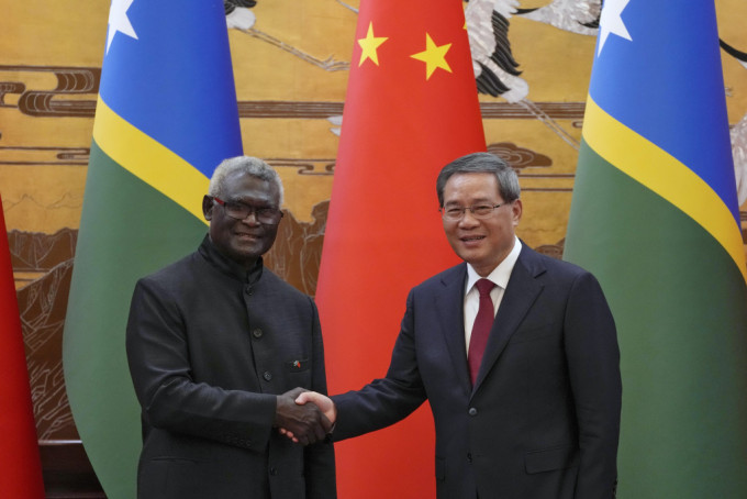 立场亲华的所罗门总理索加瓦雷去年访华，与中国国务院总理李强会晤。美联社