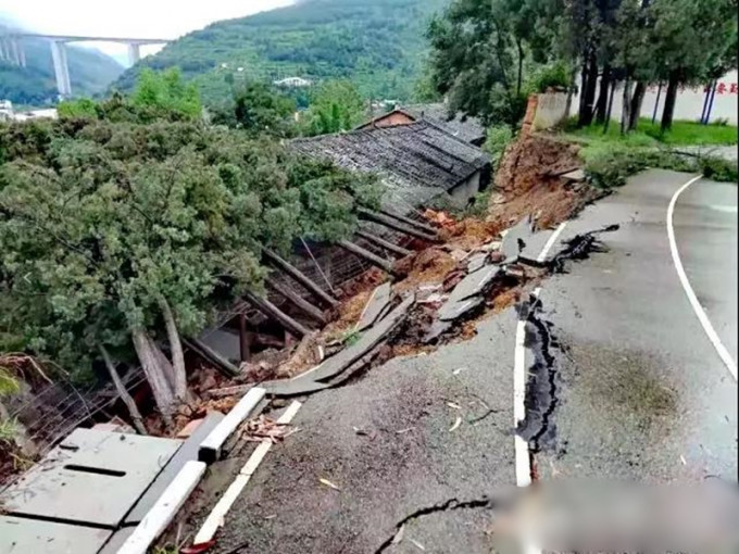 受近期持續降雨影響，雲南一中學圍牆發生坍塌。　網圖