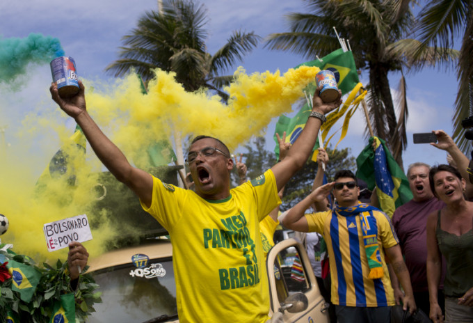 在里约热内卢，博尔索纳罗的支持者在涌到街上庆祝，更有民众大放烟花。AP