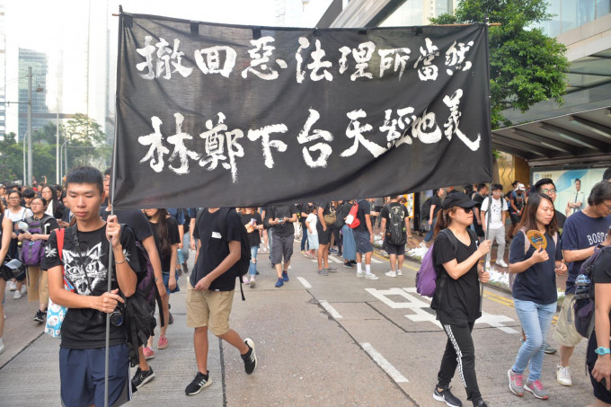香港有大游行要求港府撤回《逃犯条例》并要求林郑月娥下台。