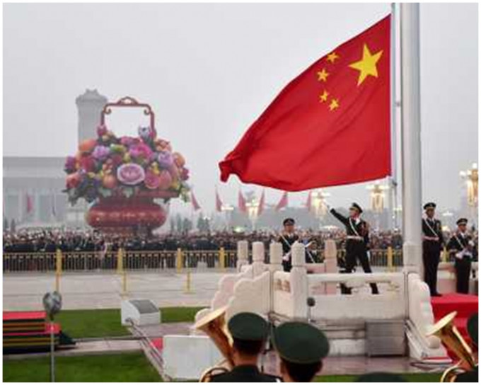 超過10萬名群眾在北京天安門廣場觀看升國旗儀式。新華社圖片