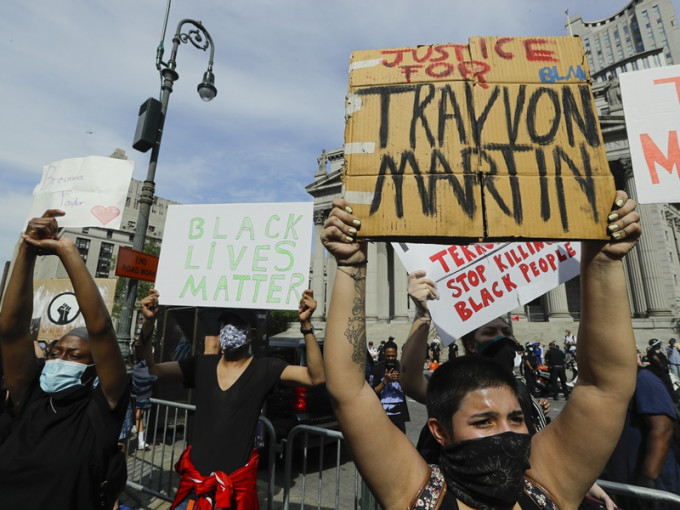 多个城市也有示威者上街抗议警方暴力。AP