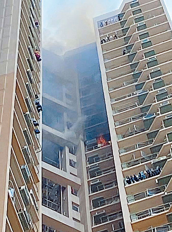 秀茂坪邨秀和楼起火单位窗户喷出火舌，且冒出滚滚浓烟。
