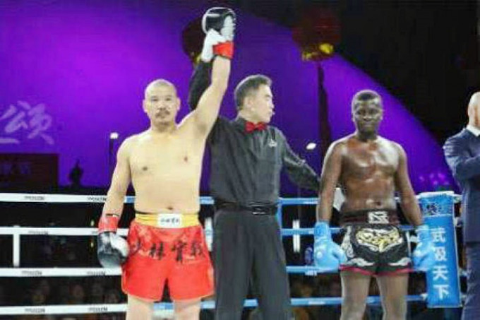來自非洲坦桑尼亞「拳王」蓋博瑞(右)，僅43秒就被釋延孜(左)KO。
