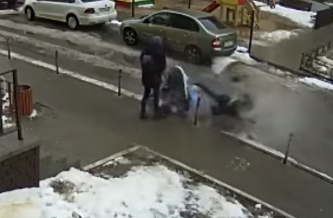 男子墮樓砸中嬰兒車。影片截圖