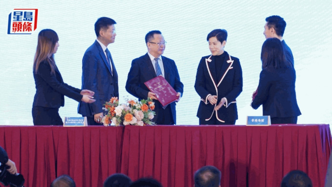 香港海关首次举办区域保护知识产权高峰会议，会上签署备忘录。