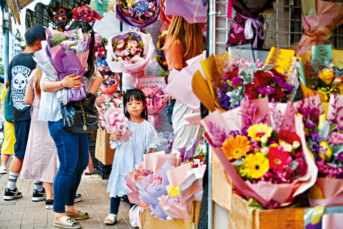 旺角花墟昨人头涌涌，不少小朋友与家长同行选购花束作为礼物。