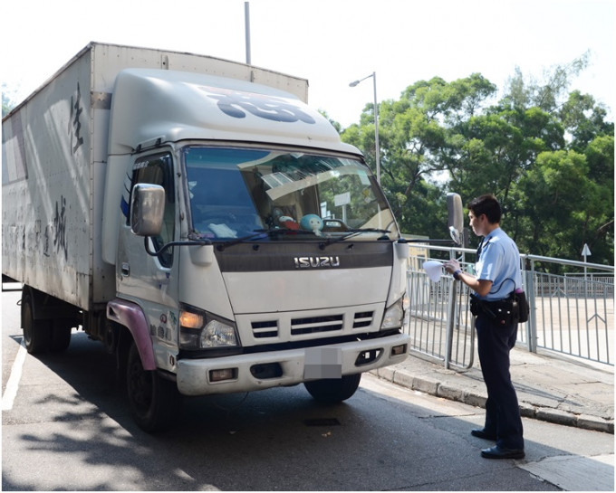 行动期间，警方会加强票控货车违例事项。