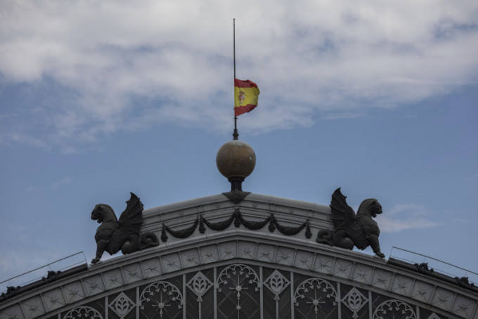 西班牙為染疫逝者進行為期10天的官方哀悼。AP