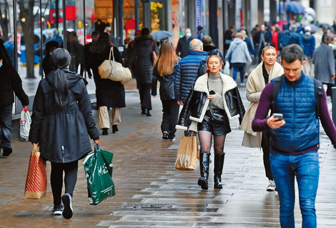 英格兰上月底已放宽口罩令，图为伦敦牛津街的购物人潮。