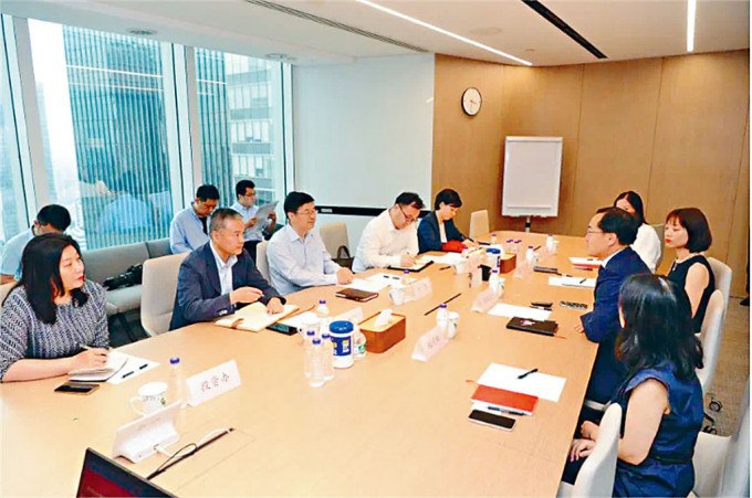 上海静安区委书记于勇（左排左3）近日走访贝恩公司。