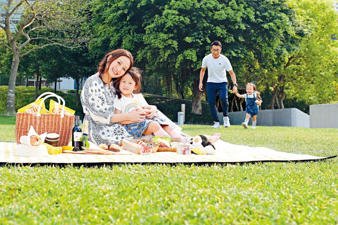 舉家可前往酒店附近的公園草坪享受戶外活動遊趣。
　