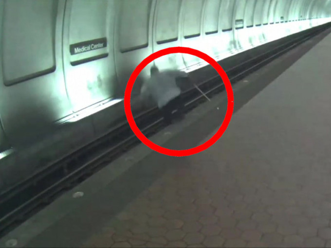 盲人踏空掉下站台，被救出20秒後列車進站。（網圖）