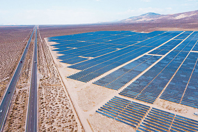 加州第十四公路旁鋪設了大量太陽能板。　