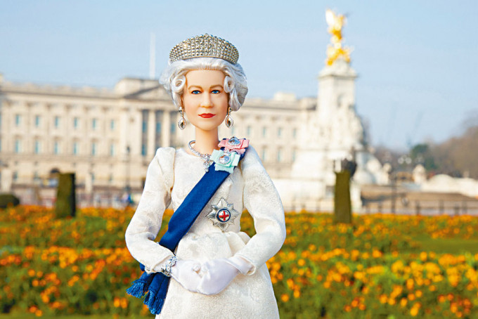 玩具商推出以英女皇为造型的芭比娃娃。