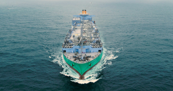 海上天然气接收站的储气船抵达本港，将进行最后的调试。