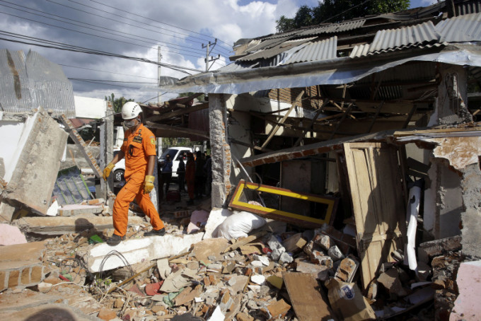 搜救人員加緊清理瓦礫，尋求可能被埋的傷者。AP