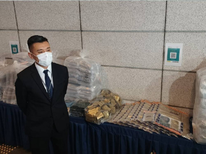 行動中，警方撿獲的大麻花約值1500萬元。