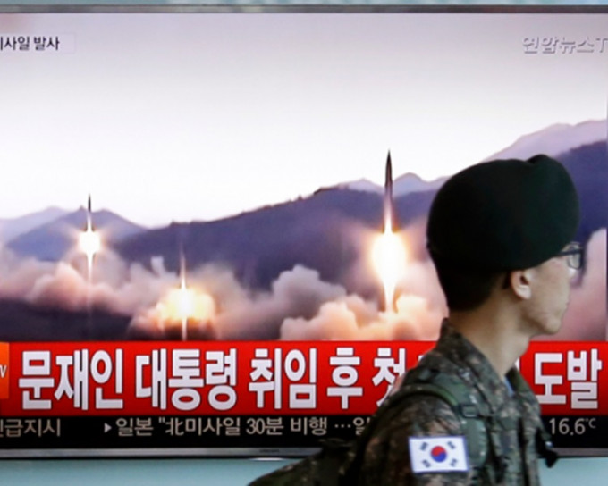 北韩承认试射中长程新型地对地火箭，可携大型核弹头。网上图片