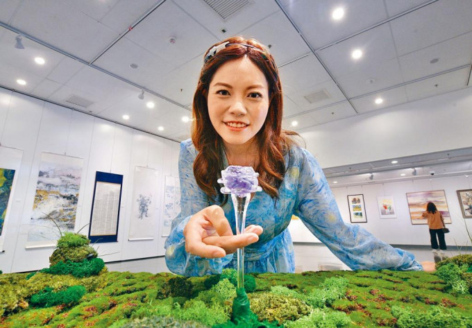 雕塑家杨嘉美展出玻璃雕塑「生如夏花」，寄予港人以正向能量跨过疫情难关。