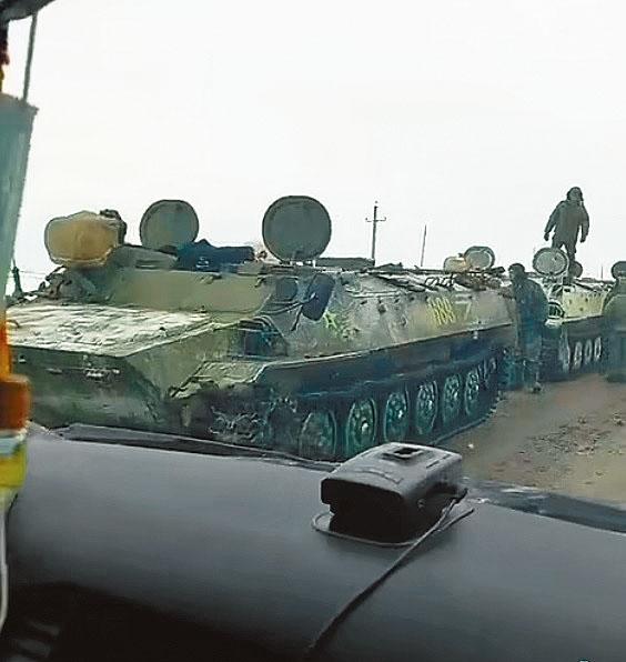 在靠近乌克兰边境，据称有坦克和装甲车出现在战斗编队。