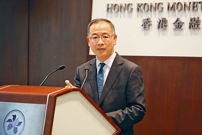 外媒引述金管局余偉文表示，在全球利率處谷底下，香港更易捍衞港元。