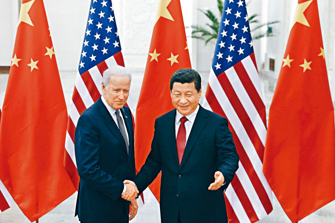 拜登昔日以副总统身分，访问北京时与习近平握手示好。