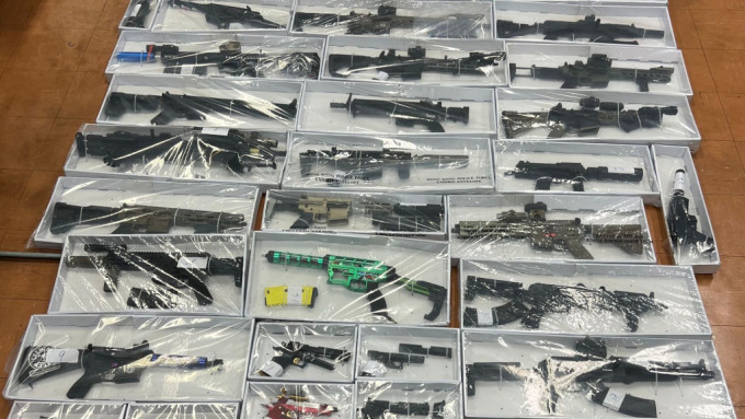 虛報牛頭角有人持槍浪費警力  中年漢被捕  家中搜出45枝仿製槍械。