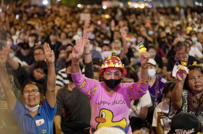 曼谷大批民眾抗議總理巴育涉利益衝突指控不成立。ap圖