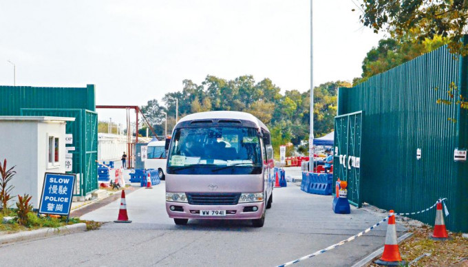 由於近日有不少爆疫個案發生，昨日竹篙灣檢疫中心有多輛專車及警車出入。