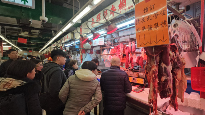 寒流袭港｜市民买食材打边炉 九龙城街市人头涌涌 有档主称生意多近五成