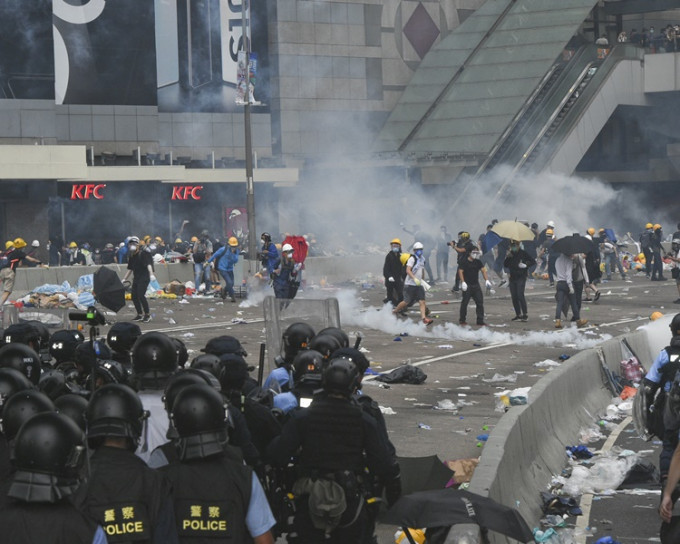 警方昨日施放催淚彈日及胡椒噴劑等驅散示威者。
